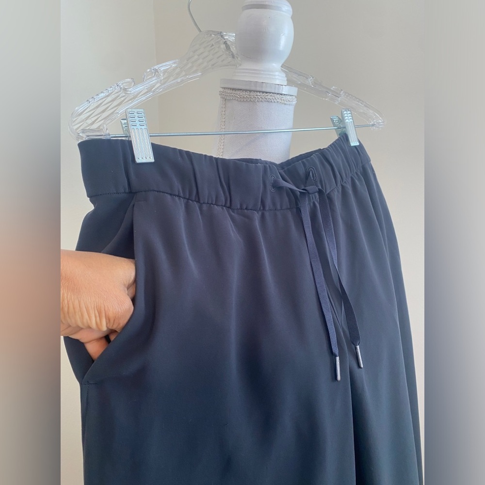 Lululemon On The Fly Pant Wide Leg Woven in Black Size 8 
Inseam 31.5" - Picture 4 of 10